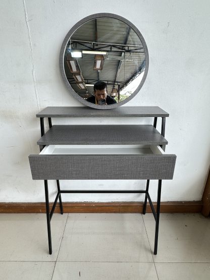 โต๊ะเครื่องแป้ง 1 ลิ้นชัก กระจกติดผนังทรงกลม โครงไม้ MDF สีเทา ขาเหล็กสีดำ (แบบที่ 1)