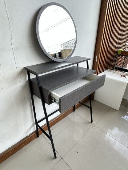 โต๊ะเครื่องแป้ง 1 ลิ้นชัก กระจกติดผนังทรงกลม โครงไม้ MDF สีเทา ขาเหล็กสีดำ (แบบที่ 1)