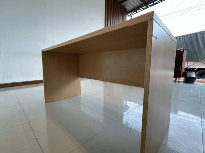 โต๊ะทำงาน โครงไม้ MDF สีน้ำตาลลายไม้