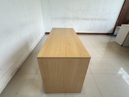 โต๊ะทำงาน โครงไม้ MDF สีน้ำตาลลายไม้