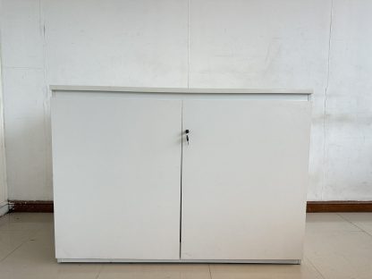 ตู้เก็บเอกสาร 2 บานเปิด 2 ชั้นวาง โครงไม้ MDF สีขาว