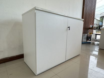 ตู้เก็บเอกสาร 2 บานเปิด 2 ชั้นวาง โครงไม้ MDF สีขาว