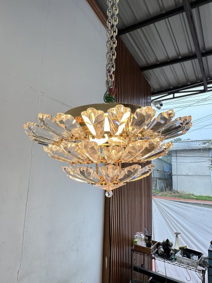 โคมไฟแขวนเพดาน ประดับคริสตัลทรงดอกไม้ โครงเหล็กชุปโครมเมียมสีทอง