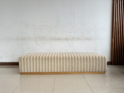 สตูลยาว เบาะผ้าลายสีครีมสลับน้ำตาล โครงไม้ MDF สีน้ำตาล