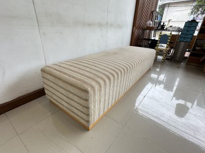 สตูลยาว เบาะผ้าลายสีครีมสลับน้ำตาล โครงไม้ MDF สีน้ำตาล