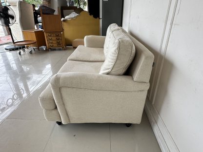 โซฟา 2 ที่นั่ง แบรนด์ LIFESTYLE SOFA เบาะผ้าสีครีม ถอดปลอกได้ โครงขาไม้จริงกลึงกลม