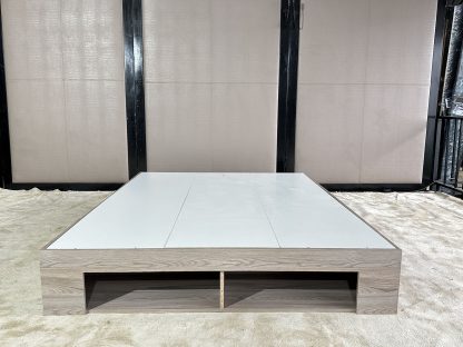 ฐานเตียง 5 ฟุต โครงไม้ MDF มีช่องเก็บของ 2 ช่อง คานไม้อัด แผ่นรองเตียงไม้อัด 3 แผ่น