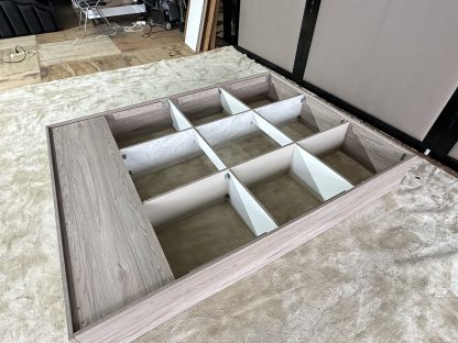 ฐานเตียง 5 ฟุต โครงไม้ MDF มีช่องเก็บของ 2 ช่อง คานไม้อัด แผ่นรองเตียงไม้อัด 3 แผ่น