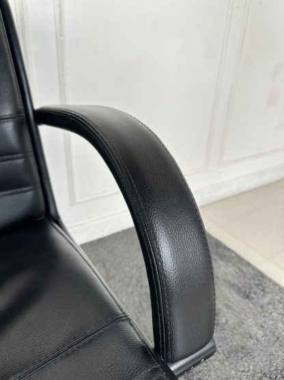 เก้าอี้สำนักงาน แบรนด์ MODERNFORM เบาะหุ้มหนัง PU สีดำ