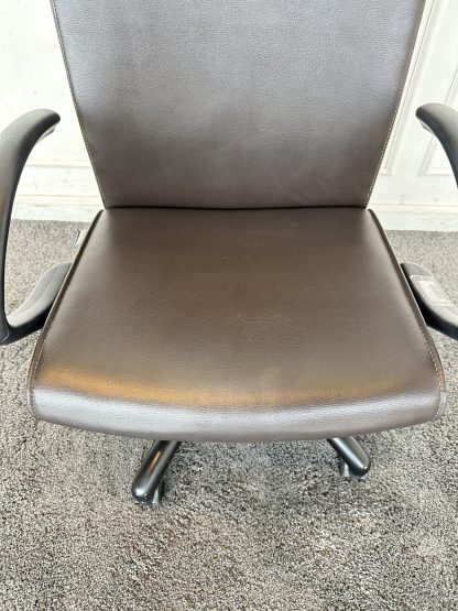 เก้าอี้สำนักงานหลังสูง แบรนด์ MODERNFORM เบาะหุ้มหนัง PU สีน้ำตาลเข้ม
