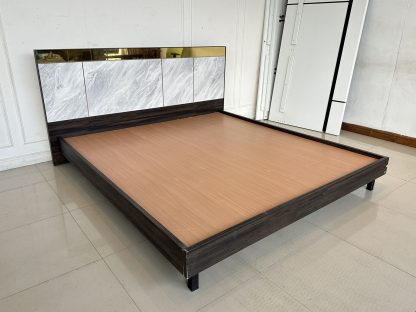 เตียง 6 ฟุต แบรนด์ SB FURNITURE หัวเตียงติดแผ่นสแตนเลสสีทอง