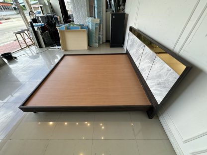 เตียง 6 ฟุต แบรนด์ SB FURNITURE หัวเตียงติดแผ่นสแตนเลสสีทอง