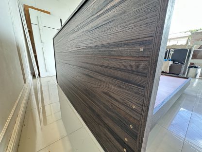 เตียง 6 ฟุต แบรนด์ SB FURNITURE หัวเตียงติดแผ่นสแตนเลสสีทอง