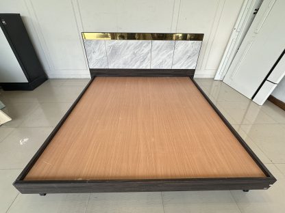 เตียง 6 ฟุต แบรนด์ SB FURNITURE หัวเตียงติดแผ่นสแตนเลสสีทอง