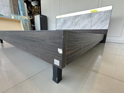 เตียง 6 ฟุต แบรนด์ SB FURNITURE หัวเตียงติดแผ่นสแตนเลสสีทอง