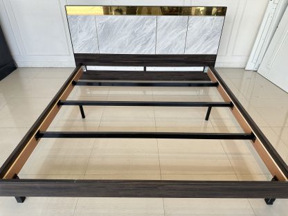 เตียง 6 ฟุต แบรนด์ SB FURNITURE หัวเตียงติดแผ่นสแตนเลสสีทอง