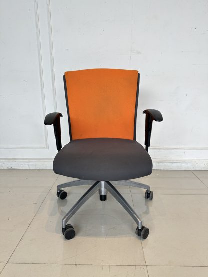 เก้าอี้สำนักงาน แบรนด์ MODERNFORM เบาะผ้าสีเทา พิงหลังสีส้ม