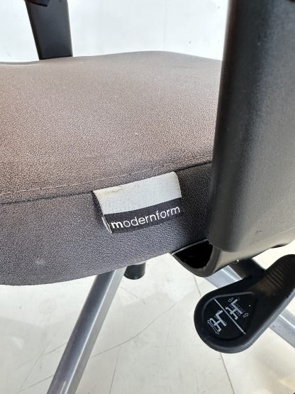 เก้าอี้สำนักงาน แบรนด์ MODERNFORM เบาะผ้าสีเทา พิงหลังสีส้ม