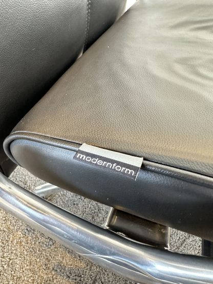 เก้าอี้สำนักงาน แบรนด์ MODERNFORM เบาะและพิงหลังหุ้มหนังแท้สีดำ