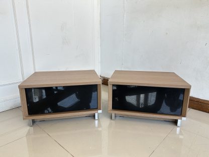 ตู้ข้างเตียง 1 ลิ้นชัก หน้าบานกระจกสีดำ โครงไม้ MDF สีน้ำตาล ขาเหล็ก