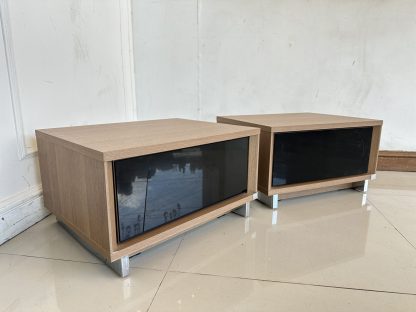 ตู้ข้างเตียง 1 ลิ้นชัก หน้าบานกระจกสีดำ โครงไม้ MDF สีน้ำตาล ขาเหล็ก