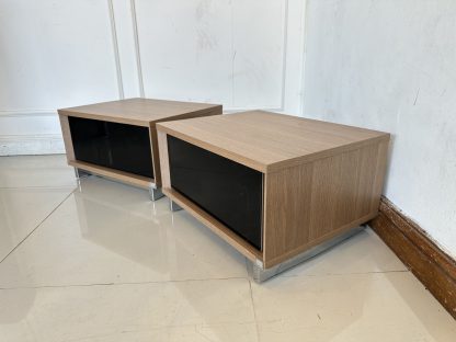 ตู้ข้างเตียง 1 ลิ้นชัก หน้าบานกระจกสีดำ โครงไม้ MDF สีน้ำตาล ขาเหล็ก