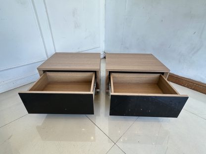 ตู้ข้างเตียง 1 ลิ้นชัก หน้าบานกระจกสีดำ โครงไม้ MDF สีน้ำตาล ขาเหล็ก
