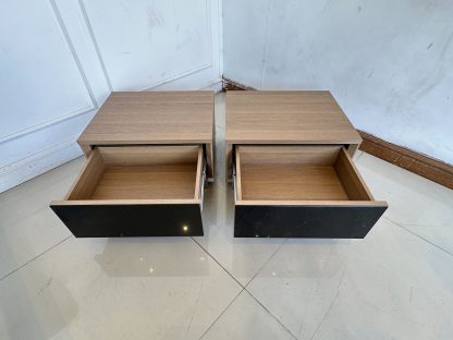 ตู้ข้างเตียง 1 ลิ้นชัก หน้าบานกระจกสีดำ โครงไม้ MDF สีน้ำตาล ขาเหล็ก