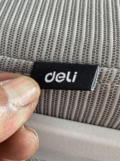เก้าอี้สำนักงานหลังสูง แบรนด์ DELI เบาะผ้าตาข่ายสีเทา มีพักคอ