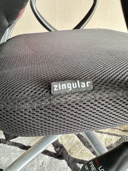 เก้าอี้สำนักงาน แบรนด์ ZINGILAR เบาะผ้าสีดำ พิงหลังตาข่ายสีแดง