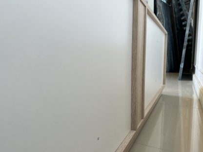 ตู้วางทีวี 2 บานเปิด 2 ลิ้นชักหน้าบานสีเทา โครงไม้ MDF สีบีช