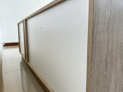 ตู้วางทีวี 2 บานเปิด 2 ลิ้นชักหน้าบานสีเทา โครงไม้ MDF สีบีช