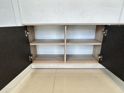 ตู้วางทีวี 2 บานเปิด 2 ลิ้นชักหน้าบานสีเทา โครงไม้ MDF สีบีช