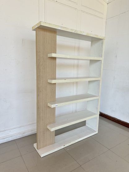 ตู้โชว์ ด้านข้างสีบีช โครงไม้ MDF สีขาว