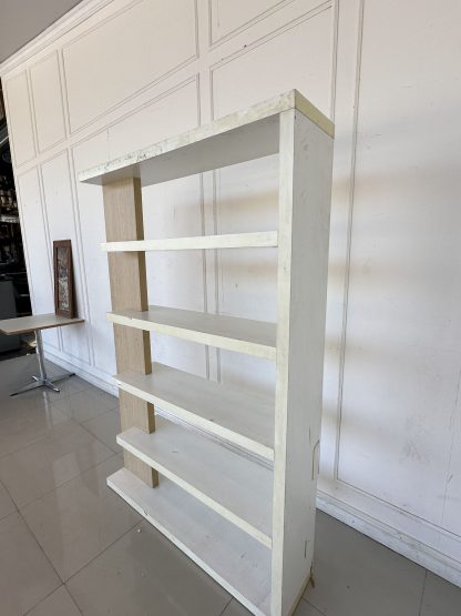 ตู้โชว์ ด้านข้างสีบีช โครงไม้ MDF สีขาว