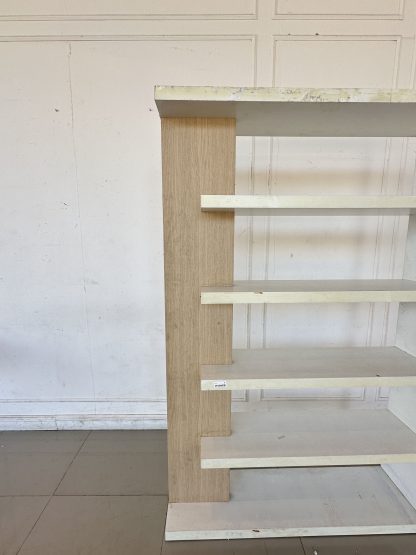 ตู้โชว์ ด้านข้างสีบีช โครงไม้ MDF สีขาว