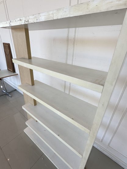 ตู้โชว์ ด้านข้างสีบีช โครงไม้ MDF สีขาว