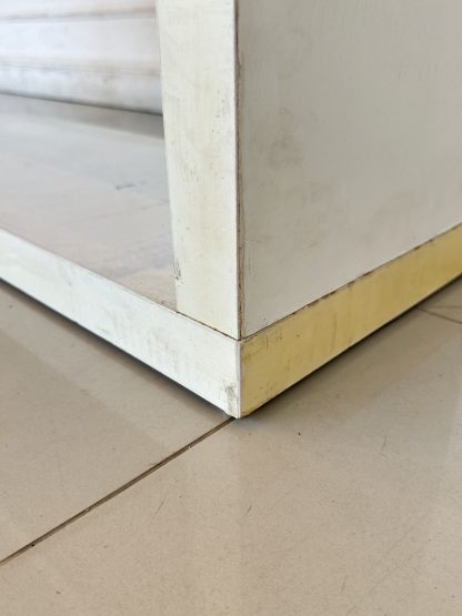 ตู้โชว์ ด้านข้างสีบีช โครงไม้ MDF สีขาว