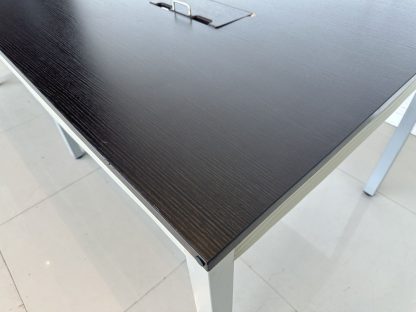 โต๊ะประชุม 4-6 ที่นั่ง ท็อปไม้ MDF สีน้ำตาล มีรางปลั๊ก ขาเหล็กสีเทา