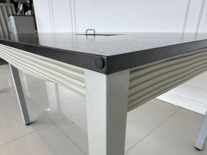 โต๊ะประชุม 4-6 ที่นั่ง ท็อปไม้ MDF สีน้ำตาล มีรางปลั๊ก ขาเหล็กสีเทา