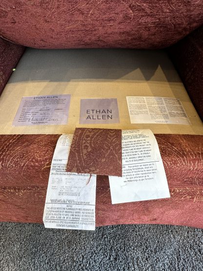 เก้าอี้อาร์มแชร์ แบรนด์ ETHAN ALLEN เบาะผ้าลายกำมะหยี่สีแดง