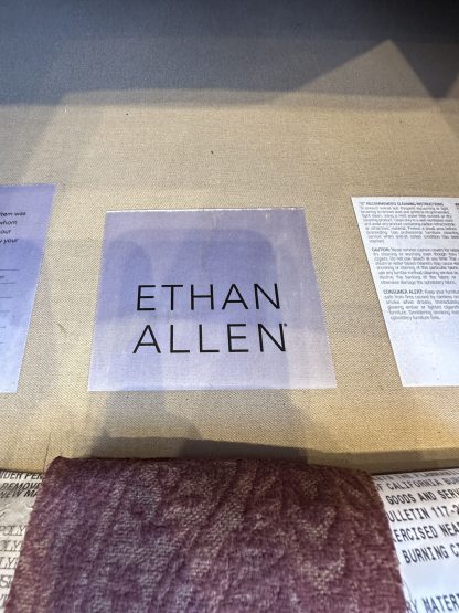 เก้าอี้อาร์มแชร์ แบรนด์ ETHAN ALLEN เบาะผ้าลายกำมะหยี่สีแดง