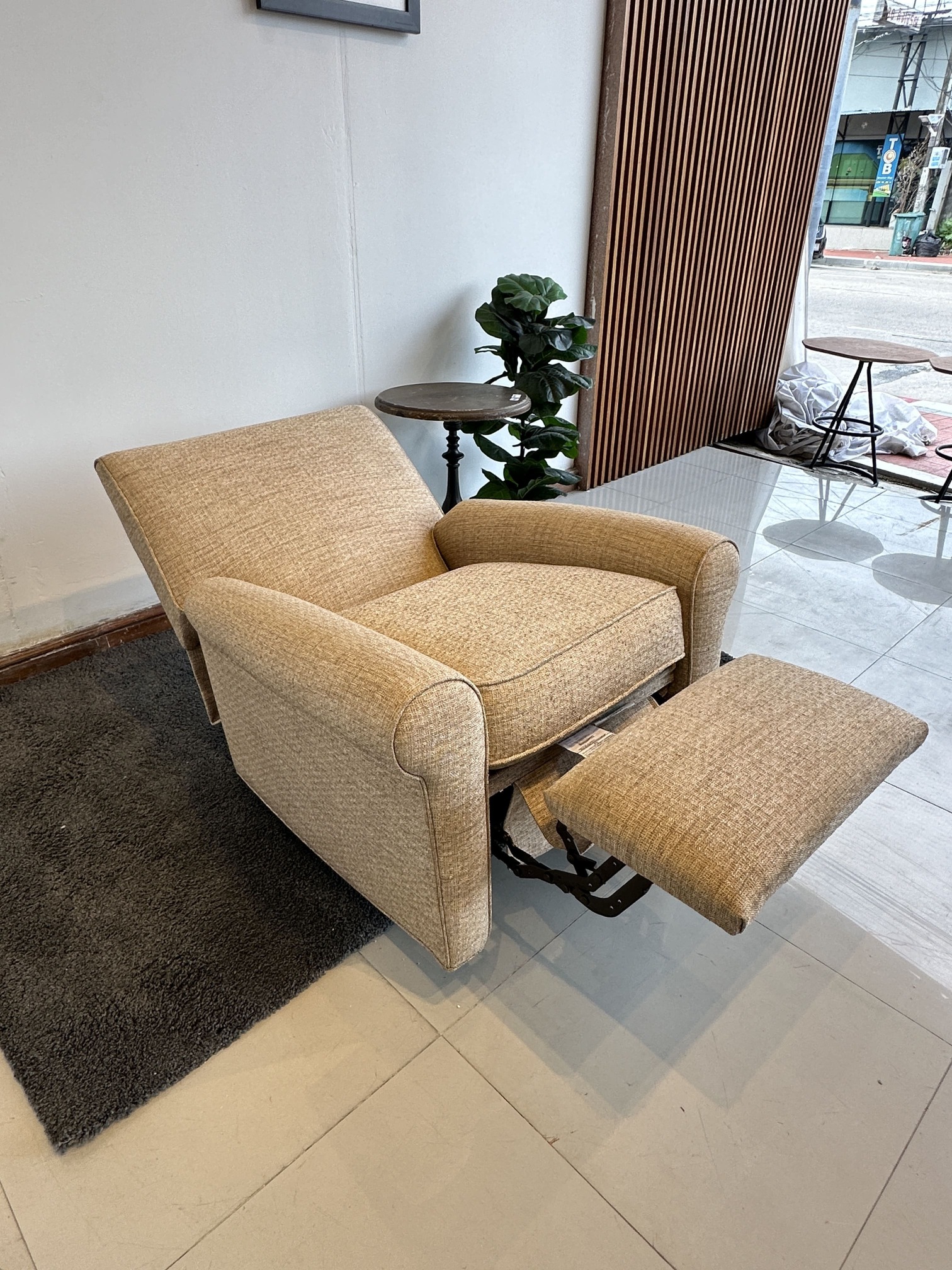 เก้าอี้อาร์มแชร์ ปรับเอนนอนได้ แบรนด์ ETHAN ALLEN เบาะผ้าสีน้ำตาล เก้าอี้อาร์มแชร์ ปรับเอนนอนได้ แบรนด์ ETHAN ALLEN เบาะผ้าสีน้ำตาล