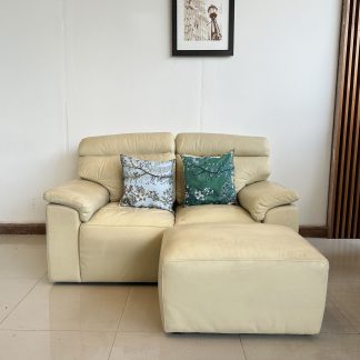 โซฟา 2 ที่นั่ง เบาะหนังแท้ผิวสัมผัสสีครีม