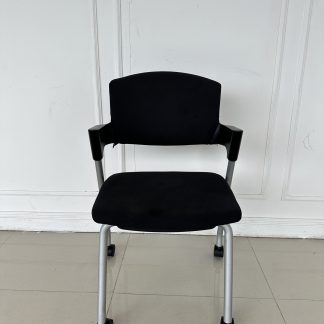 เก้าอี้สำนักงาน แบนด์ KOKUYO เบาะและพิงหลังผ้าสีดำ