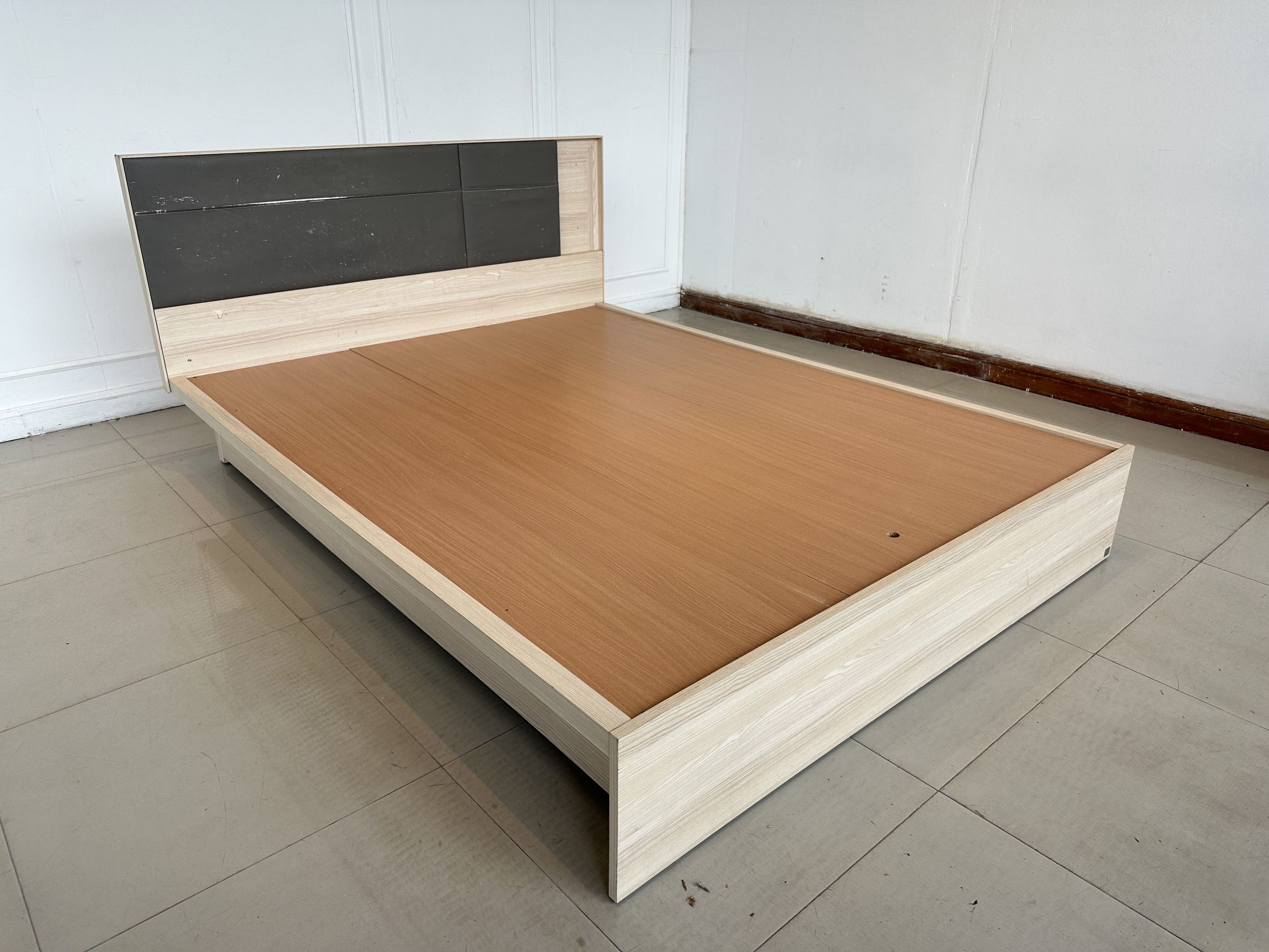 เตียง 5 ฟุต แบรนด์ SB FURNITURE หัวเตียงหุ้มหนัง PU สีเทา เตียง 5 ฟุต แบรนด์ SB FURNITURE หัวเตียงหุ้มหนัง PU สีเทา