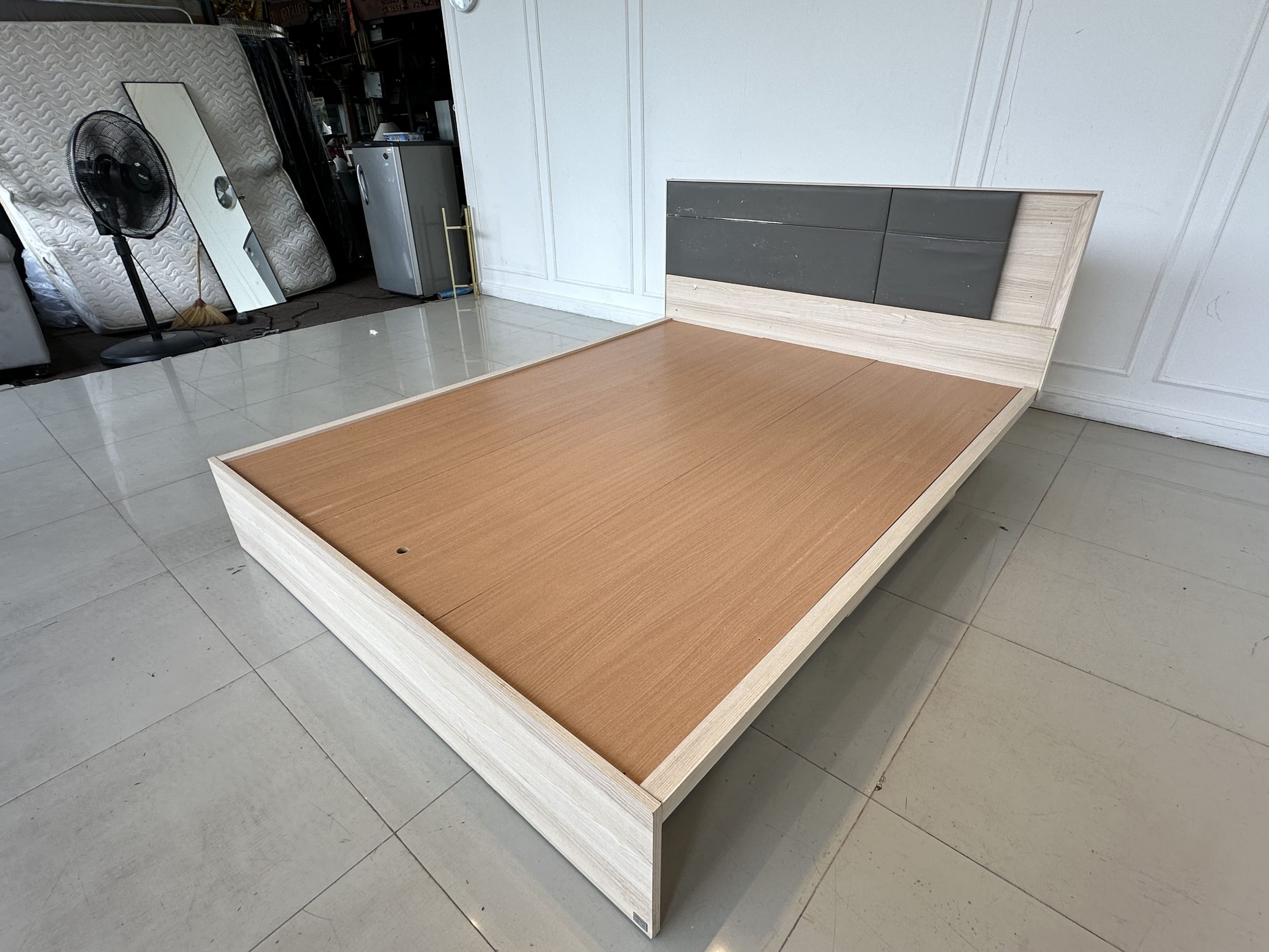 เตียง 5 ฟุต แบรนด์ SB FURNITURE หัวเตียงหุ้มหนัง PU สีเทา เตียง 5 ฟุต แบรนด์ SB FURNITURE หัวเตียงหุ้มหนัง PU สีเทา