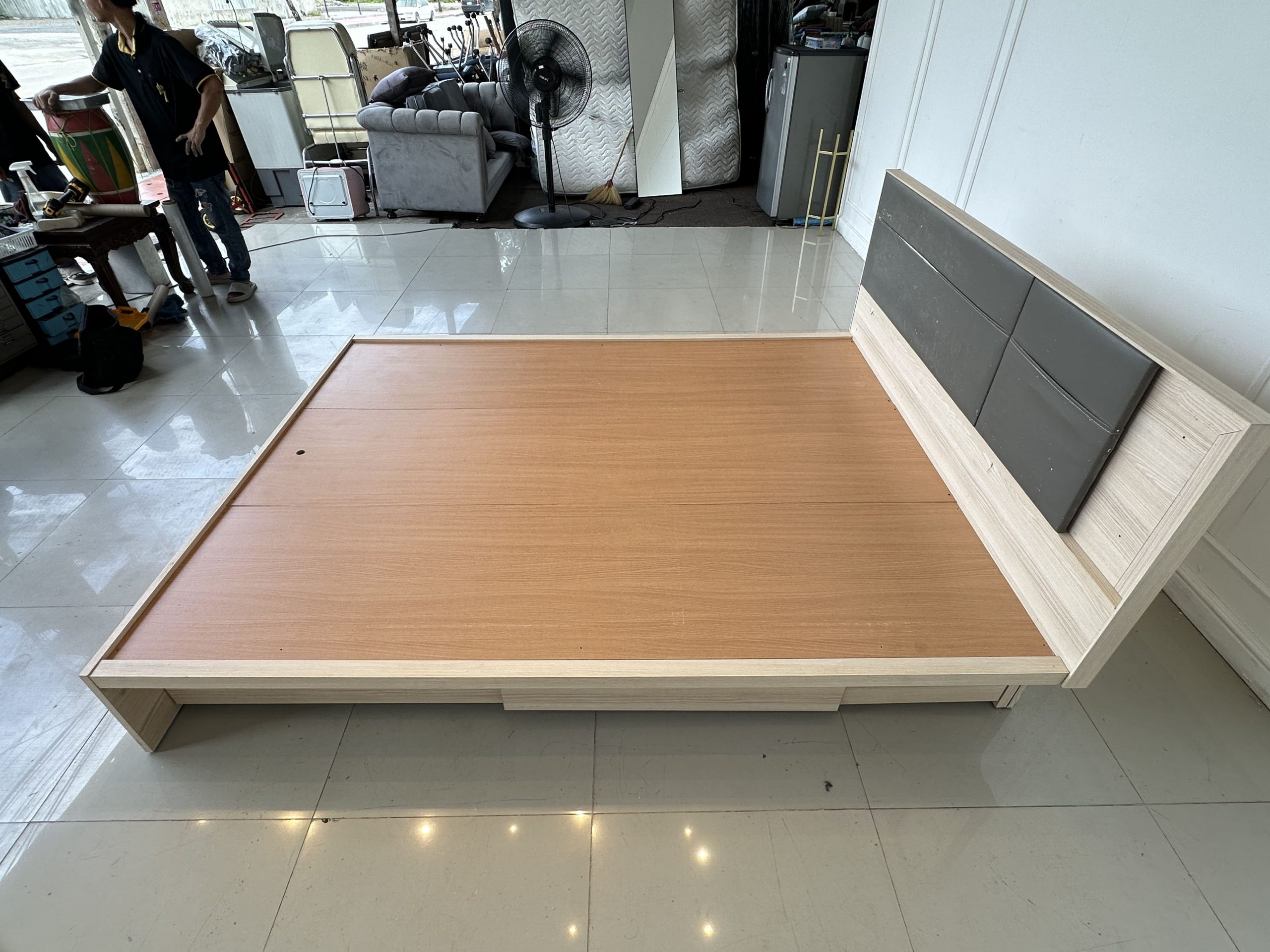 เตียง 5 ฟุต แบรนด์ SB FURNITURE หัวเตียงหุ้มหนัง PU สีเทา เตียง 5 ฟุต แบรนด์ SB FURNITURE หัวเตียงหุ้มหนัง PU สีเทา