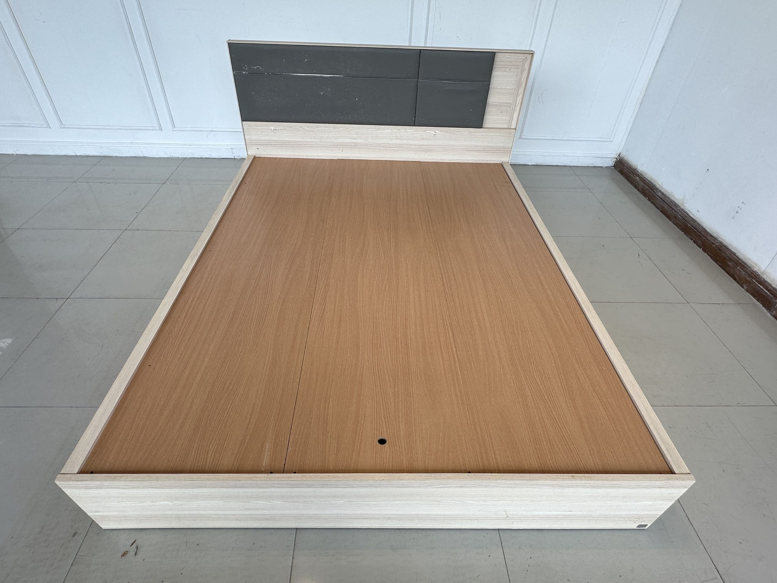 เตียง 5 ฟุต แบรนด์ SB FURNITURE หัวเตียงหุ้มหนัง PU สีเทา เตียง 5 ฟุต แบรนด์ SB FURNITURE หัวเตียงหุ้มหนัง PU สีเทา