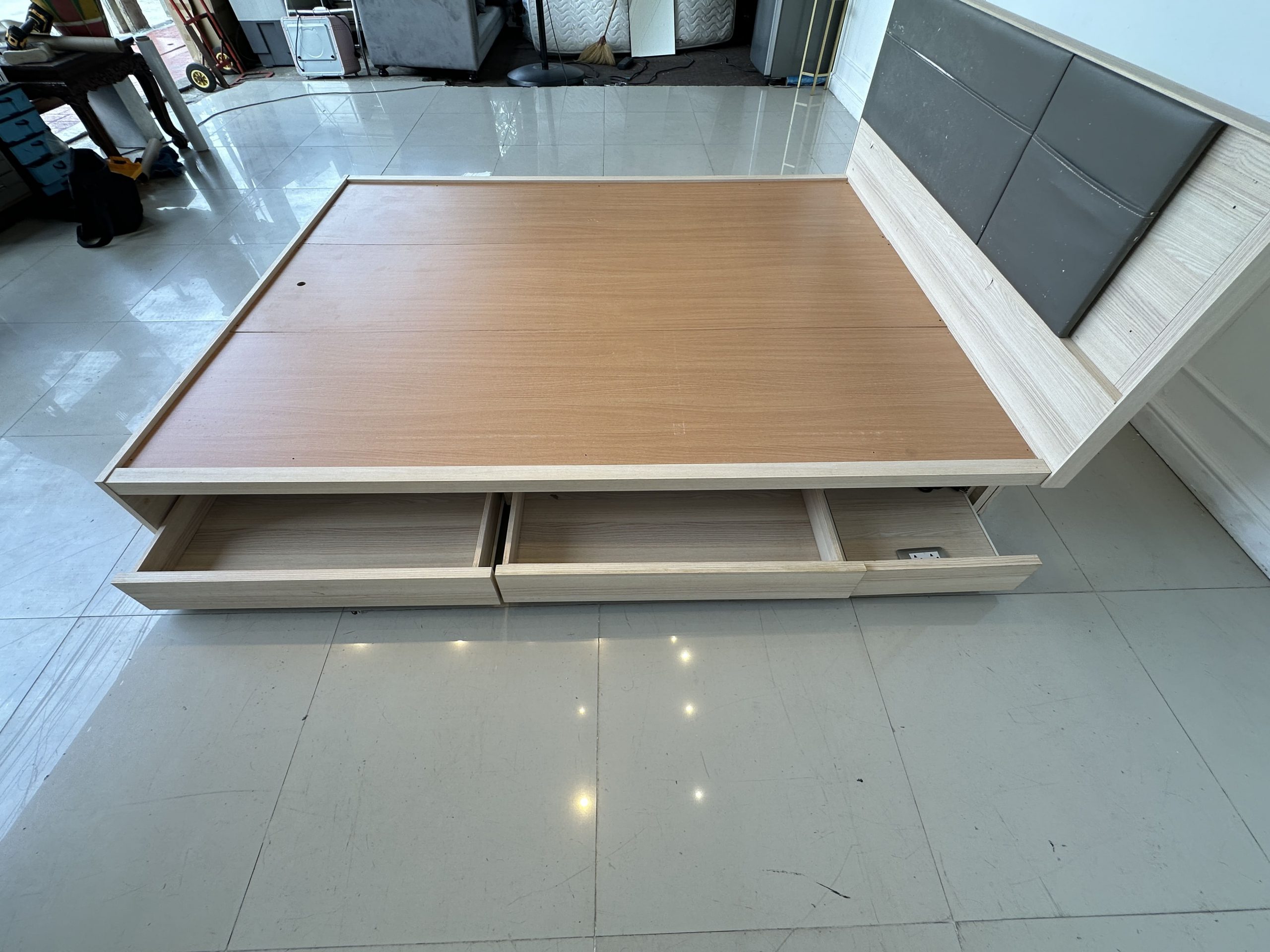 เตียง 5 ฟุต แบรนด์ SB FURNITURE หัวเตียงหุ้มหนัง PU สีเทา เตียง 5 ฟุต แบรนด์ SB FURNITURE หัวเตียงหุ้มหนัง PU สีเทา